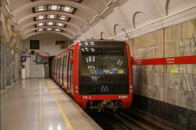 Движение на фиолетовой ветке метро в Москве остановили из-за человека на путях