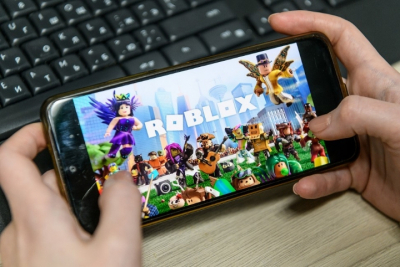 Roblox внедрил обязательную верификацию возраста через биометрию для чатов