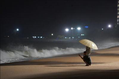 Российских туристов спасли с затопленного моста во Вьетнаме