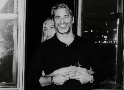 Дженнифер Энистон с радостью отмечает первое Рождество с новым бойфрендом