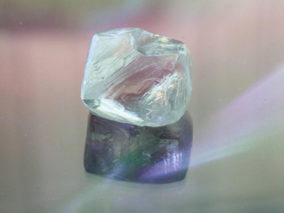 Под Архангельском найден алмаз редкой формы и запечатлён на фото