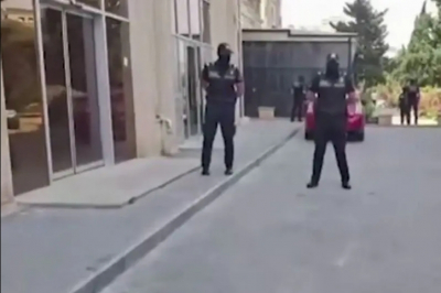 Родственников задержанных сотрудников Sputnik Азербайджан не пустили к ним